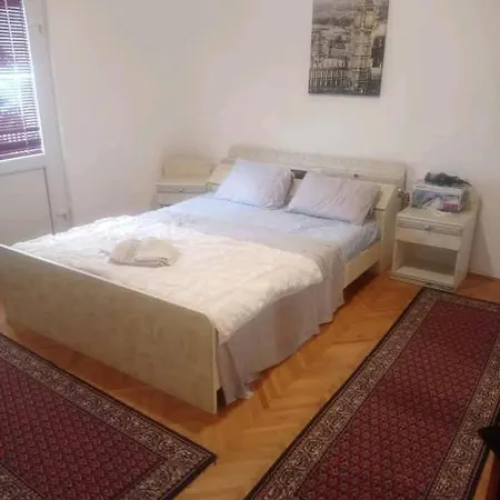 Mina Soba Sa Bracnim Krevetom مكان تخييم
